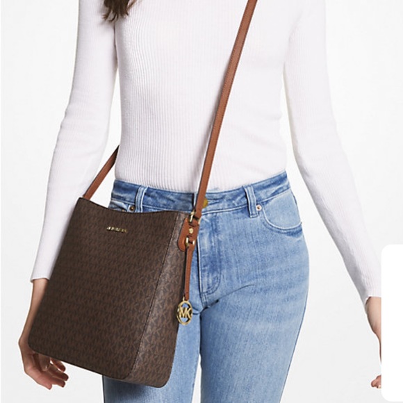 MICHAEL KORS
Jet Set Travel Large Logo Messenger Bag
BRIGHT RED/BROWN SIGNATURE - Picture 15 of 16